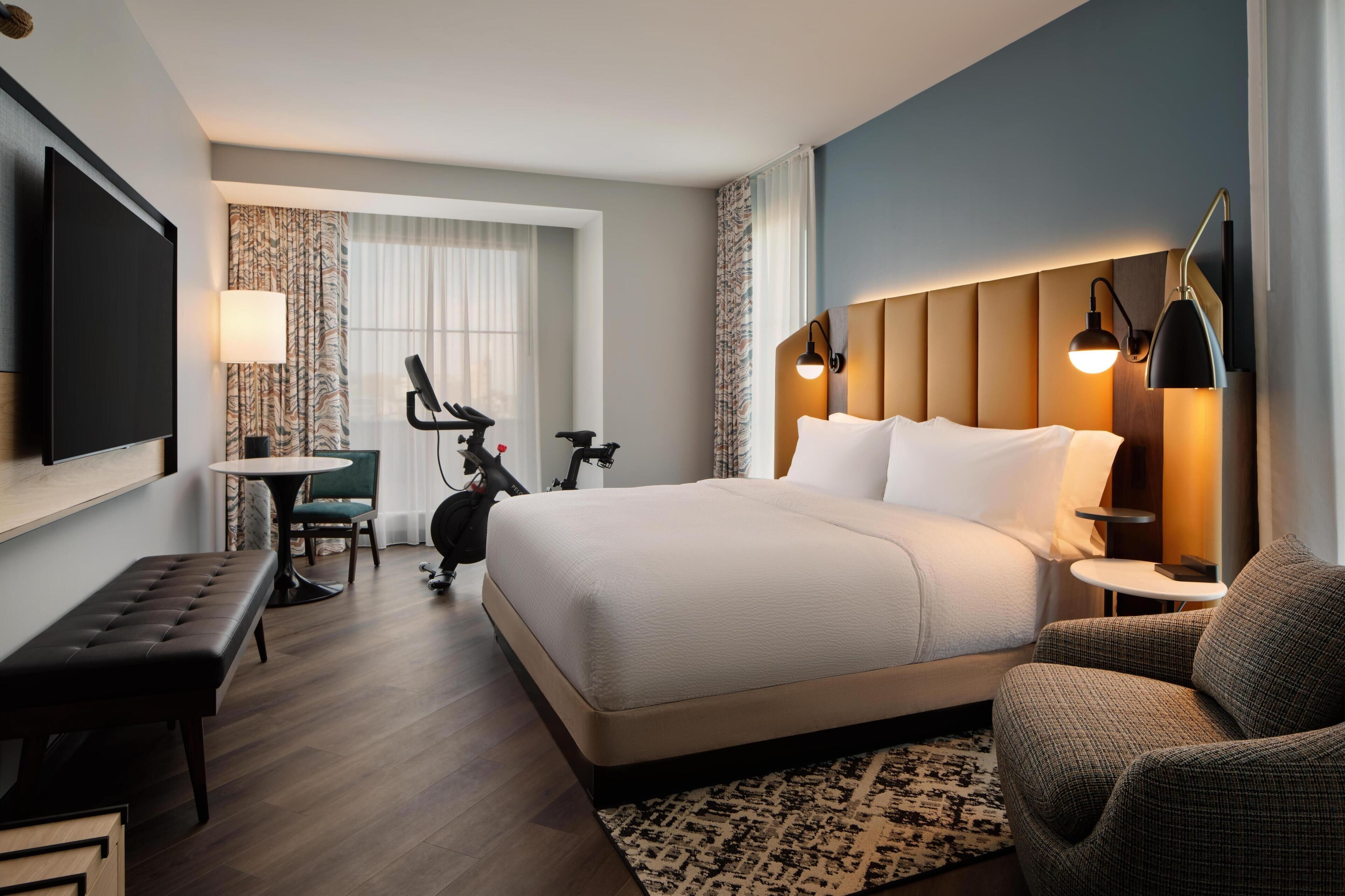 Signature Room, 1 King Bed (Peloton)