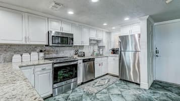 Appartement, 3 chambres, vue mer | Cuisine privée | Réfrigérateur, micro-ondes, four, plaque de cuisson