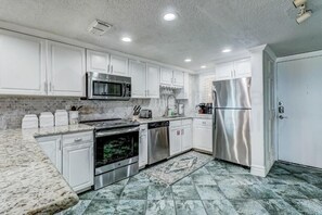 Apartment, 3 Bedrooms, Sea View | Private kitchen | Fridge, microwave, oven, stovetop