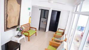 32-inch Smart TV with cable channels - Hotel Sofichic (Barranquilla)