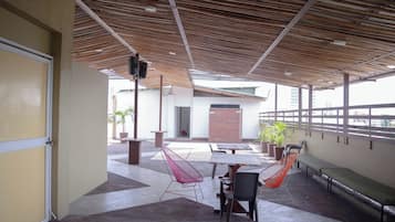 Habitación clásica | Área de sala de estar | Smart TV de 32 pulgadas con canales por cable