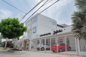 Vista frontal de la propiedad