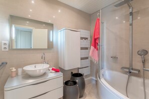 ヘアドライヤー、タオル、石鹸、トイレットペーパー