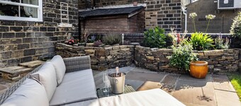 Lindley Gem
Heart of Lindley, sleeps up to 6, enclosed gardens, yards from Manor