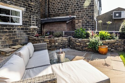 Lindley Gem
Heart of Lindley, sleeps up to 6, enclosed gardens, yards from Manor