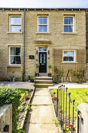 Exterior - Lindley Gem
Heart of Lindley, sleeps up to 6, enclosed gardens, yards from Manor (Lindley)