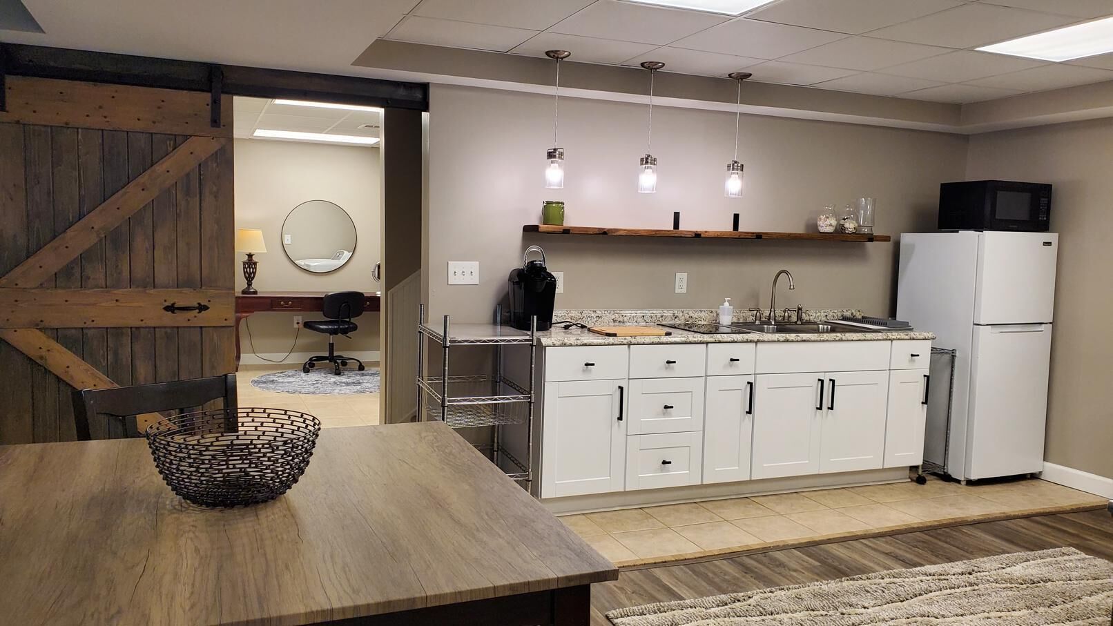 Réfrigérateur, micro-ondes, plaque de cuisson, cafetière/bouilloire