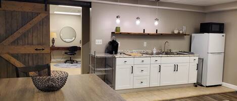 Réfrigérateur, micro-ondes, plaque de cuisson, cafetière/bouilloire