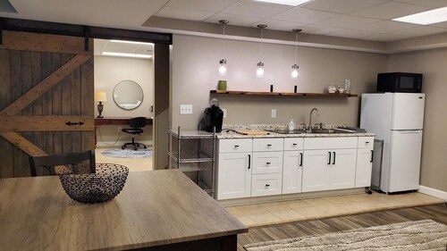Cozy, Very Large Studio Hideaway in a Peaceful Neighborhood