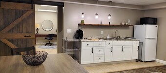 Cozy, Very Large Studio Hideaway in a Peaceful Neighborhood