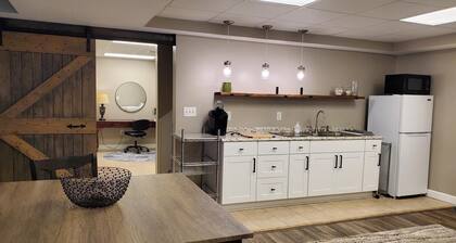 Cozy, Very Large Studio Hideaway in a Peaceful Neighborhood