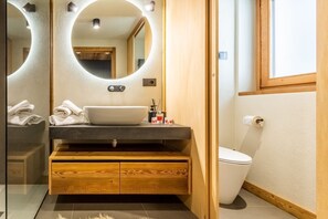 Shower, hair dryer, bidet, towels - Petit Reins | Family lodge 400m ski (Valtournenche)