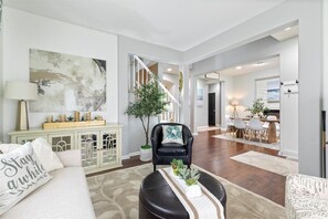 TV, fireplace - Family Fun Escape (Bellevue)