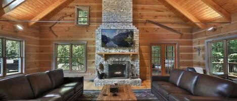 Smart TV, chimenea, reproductor de DVD, futbolito