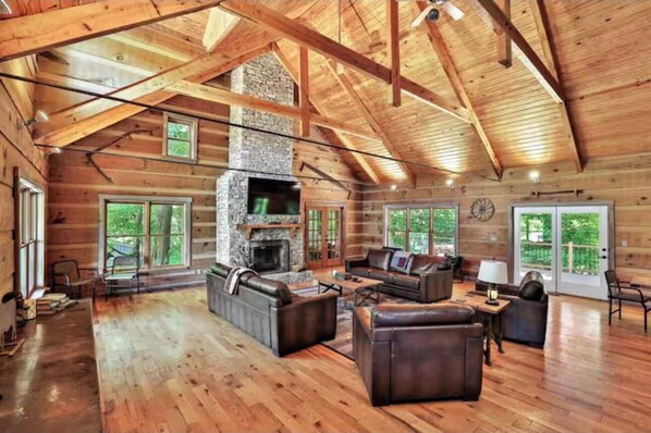 Smart TV, fireplace, DVD player, foosball - Cabin+Bunkhouse Sleeps 23 near Lex Lou Like New Spacious Modern Rustic Retreat (Shelbyville)