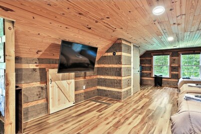 Cabin+Bunkhouse Sleeps 24 near  Lex Lou Like New Spacious Modern Rustic Retreat