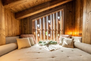 Interior - Panoramic retreat in the historic hamlet of Pessey, 400m from the ski return (Valtournenche)