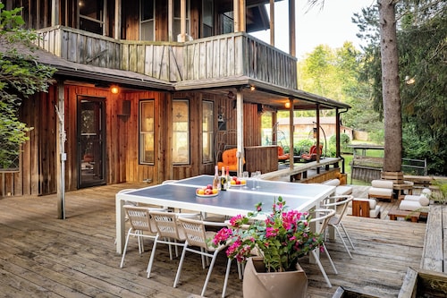 7-bedroom Mountain Mansion of Belleayre! + POOL, SAUNA, GAME ROOM, AC and MORE