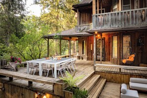 Outdoor dining - 7-bedroom Mountain Mansion of Belleayre! + POOL, SAUNA, GAME ROOM, AC and MORE (Fleischmanns)