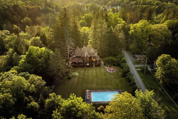 Exterior - 7-bedroom Mountain Mansion of Belleayre! + POOL, SAUNA, GAME ROOM, AC and MORE (Fleischmanns)