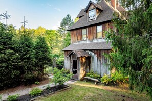 Exterior - 7-bedroom Mountain Mansion of Belleayre! + POOL, SAUNA, GAME ROOM, AC and MORE (Fleischmanns)