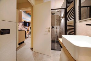 Shower, hair dryer, towels, soap - Italian flat - Verona's River (Verona)