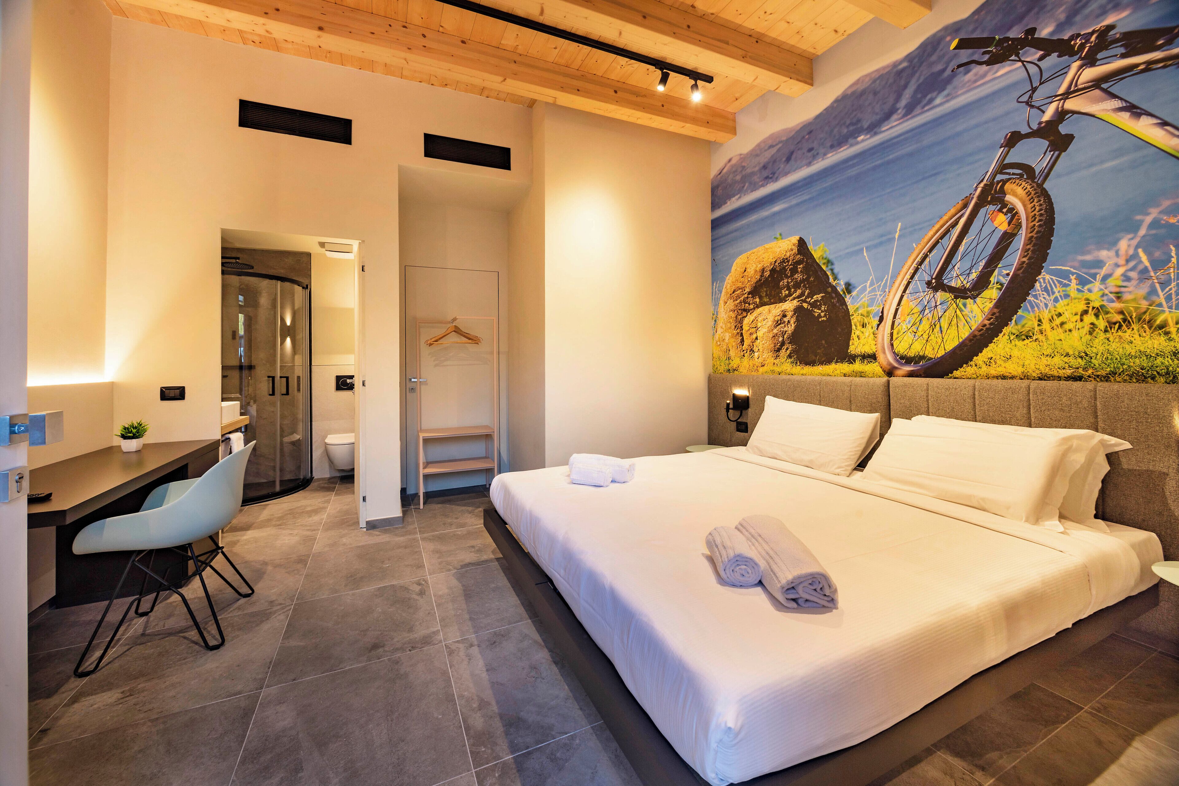 Laptop workspace, blackout drapes, iron/ironing board, free WiFi