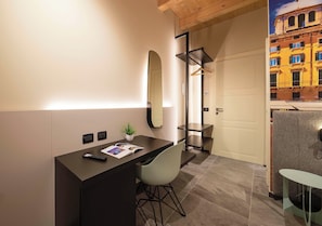 Laptop workspace, blackout drapes, iron/ironing board, free WiFi