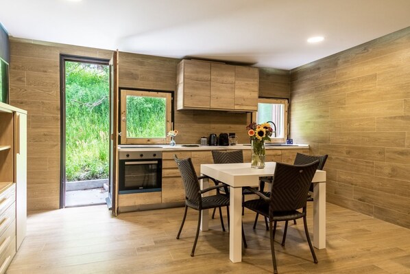 Fridge, oven, stovetop, dishwasher