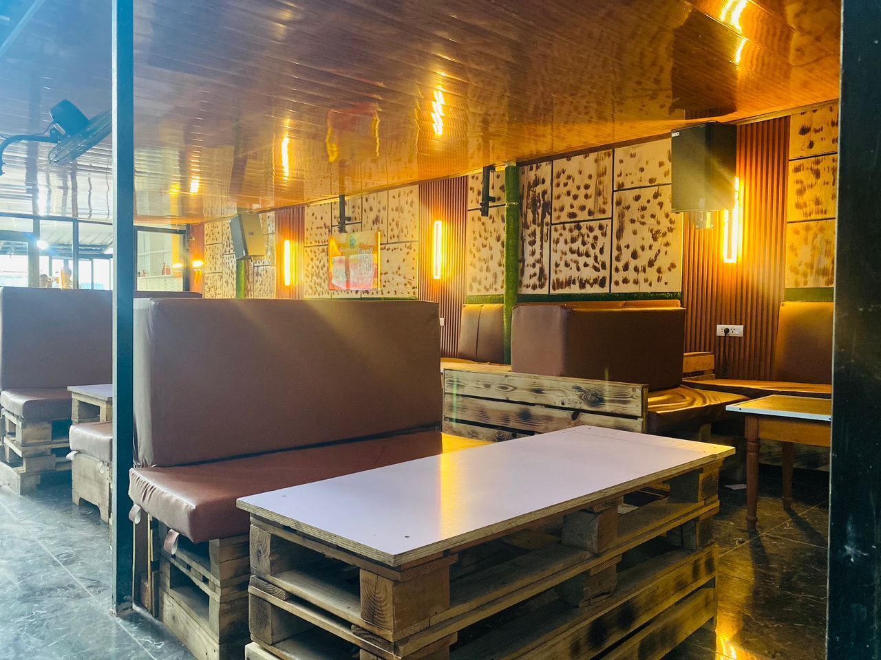 3 restaurantes; se sirven desayunos 