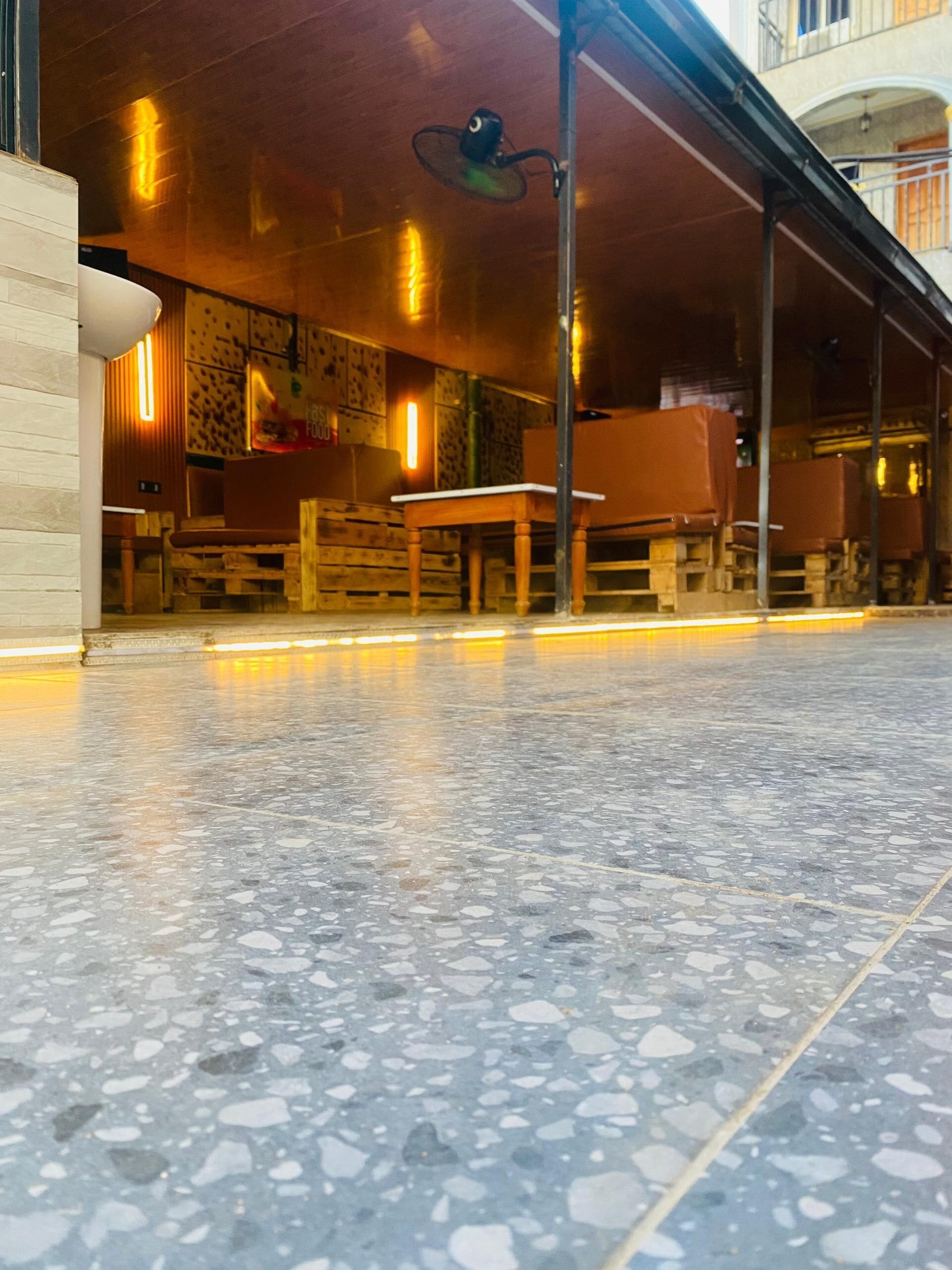 3 restaurants, breakfast served