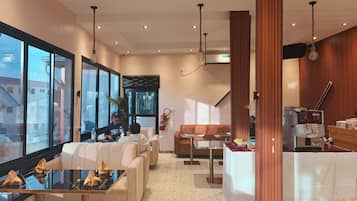 3 restaurants, breakfast served