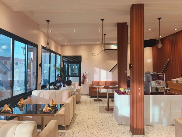 3 restoran, sarapan dihidangkan 