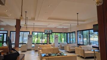 3 restaurants, breakfast served