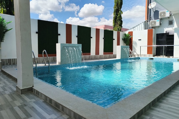 Una piscina al aire libre