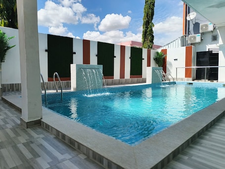 Una piscina al aire libre. NEWTOWN PALACE HOTEL