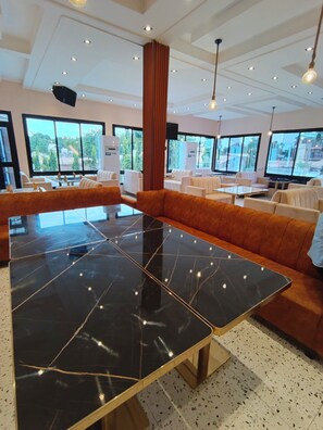 3 restaurants, breakfast served - NEWTOWN PALACE HOTEL (Garoua)