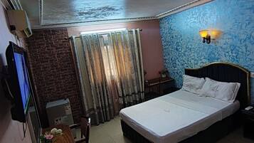 Standardzimmer | Zimmersafe, laptopgeeigneter Arbeitsplatz, kostenloses WLAN, BettwÀsche