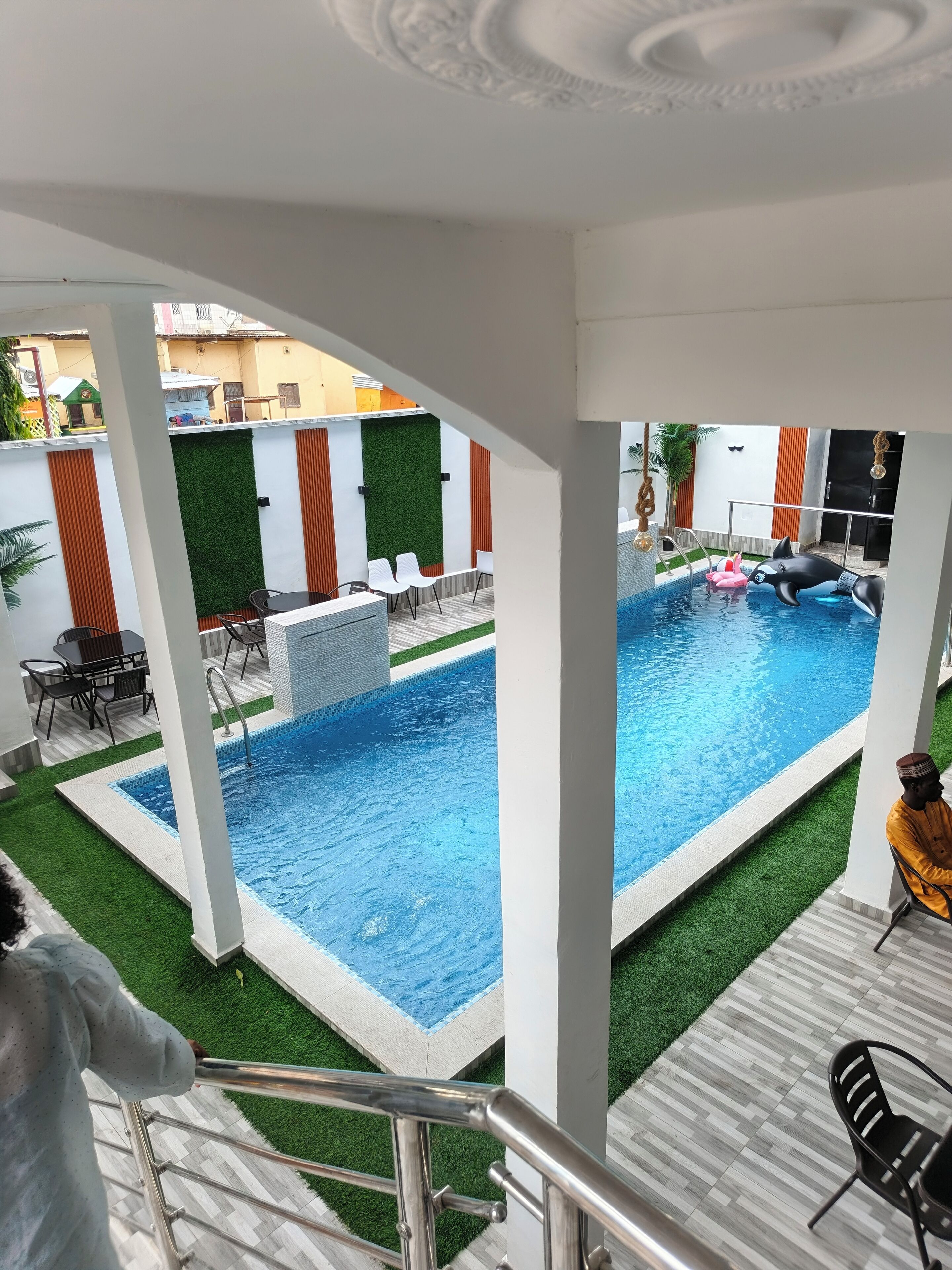 3 restaurants, breakfast served