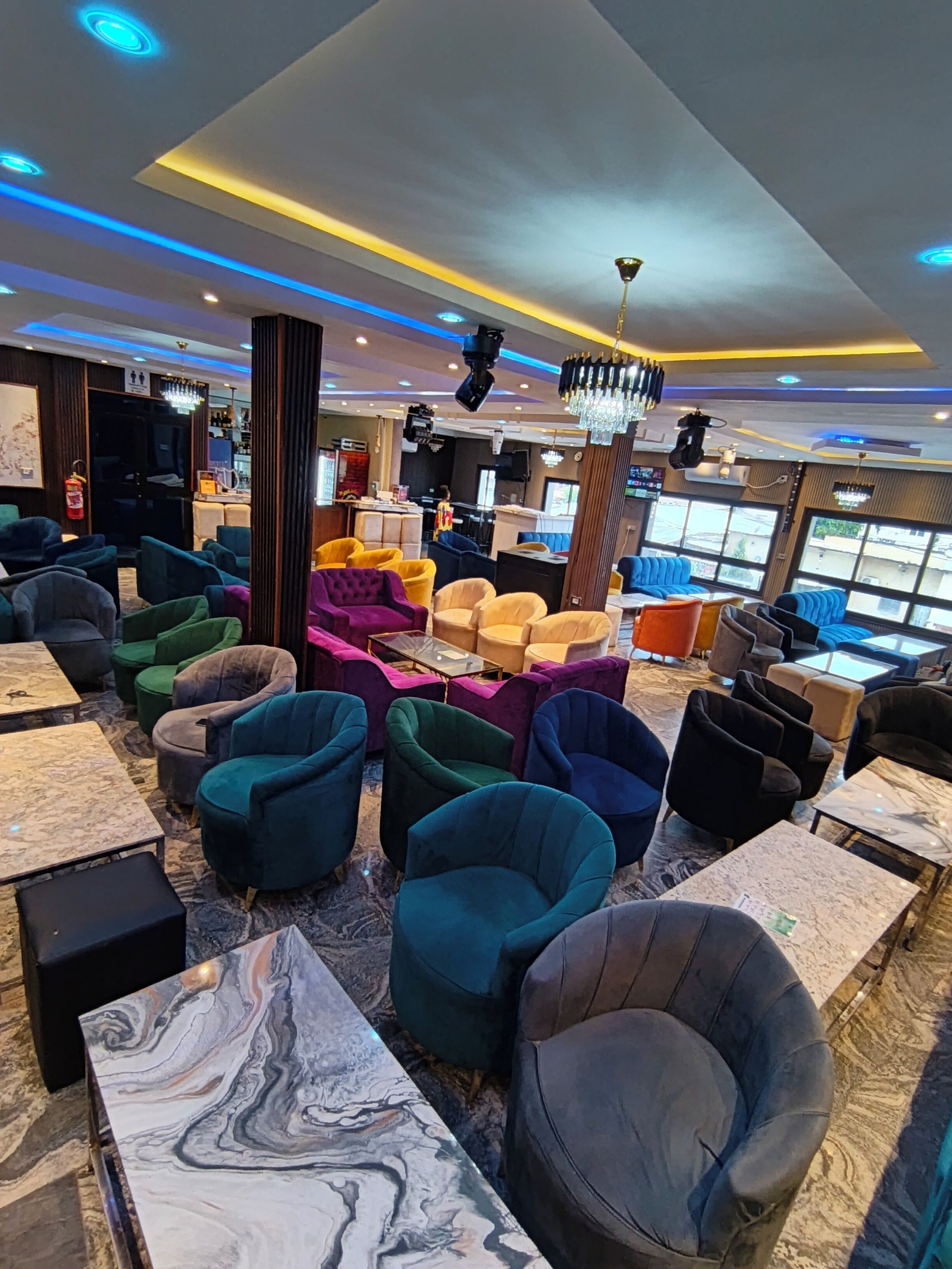 5 bares, 1 bar de cervezas y 1 piano bar