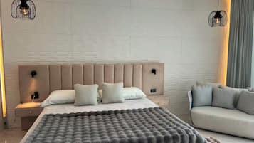 Villa Deluxe, piscine privée, vue piscine | Coffres-forts dans les chambres, bureau