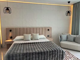 Vila luxo, piscina particular, vista para a piscina | Cofres nos quartos, escrivaninha, espaço de trabalho para notebook