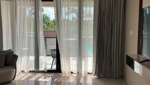 华丽别墅, 私人游泳池, 泳池景观 | 客房内保险箱、办公桌、笔记本电脑工作区、遮光窗帘