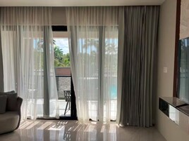 Vila luxo, piscina particular, vista para a piscina | Cofres nos quartos, escrivaninha, espaço de trabalho para notebook