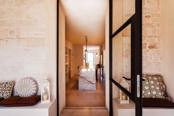 المنشأة من الداخل