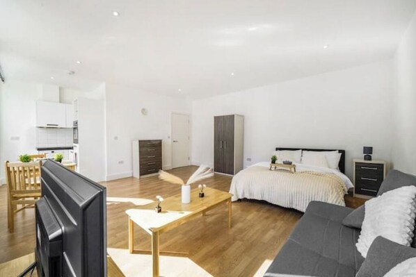1 bedroom, iron/ironing board, WiFi, bed sheets - NEW Private Studio with parking (Borehamwood)