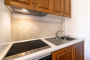 Fridge, oven, stovetop, coffee/tea maker