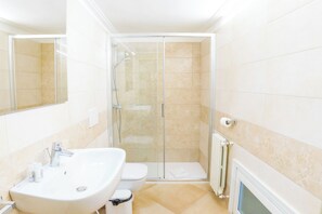 Bathroom | Shower, hair dryer, towels, soap - Italianflat - Arena rooms (Verona)