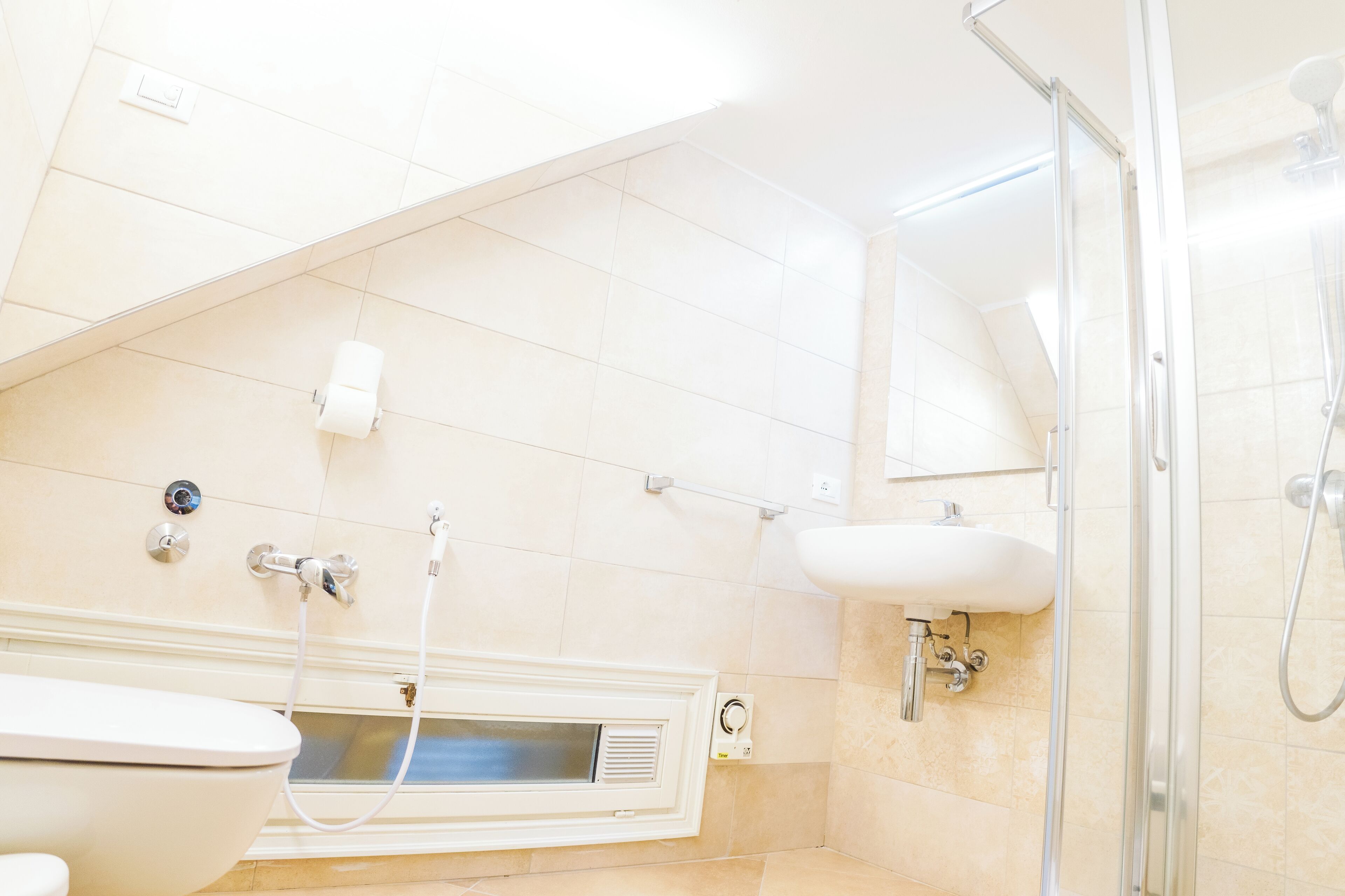 Une salle de bain avec une baignoire, des toilettes et une douche.