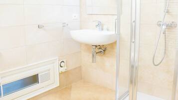 Douche, sĂšche-cheveux, serviettes fournies, savon